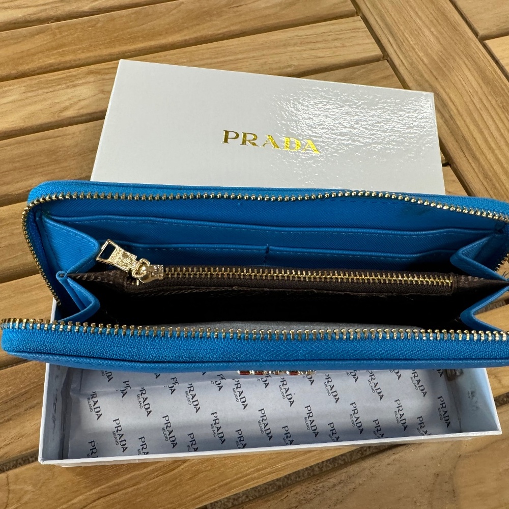 New Wallet. Never Used. Original box - Picture 2 of 3